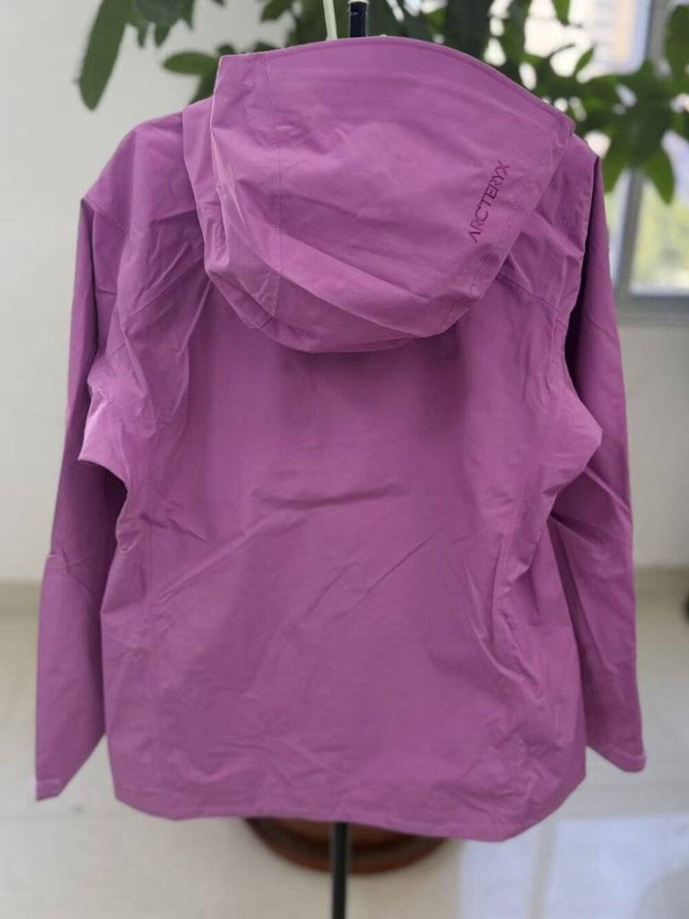 Arc'teryx Purple-Red GORE-TEX Waterproof and Windproof Hardshell Jacket – Size S - Picture 3 of 5
